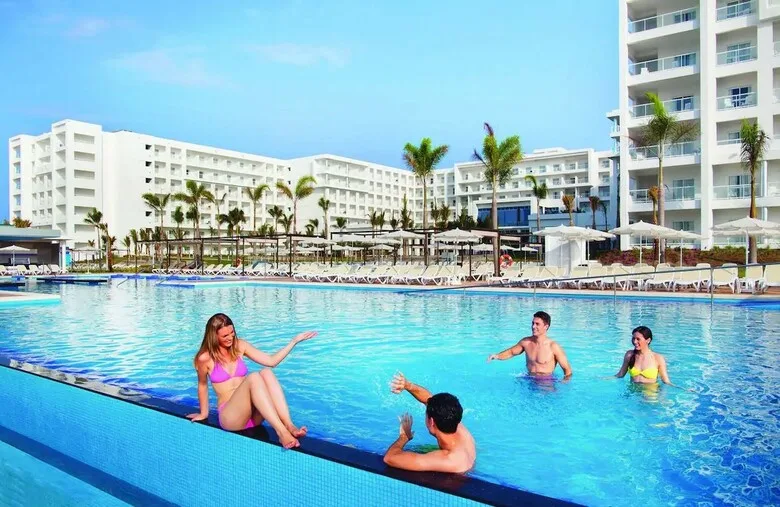 Plongez au cœur de l’opulence au RIU Playa Blanca, une oasis cinq étoiles nichée sur la séduisante plage de Playa Blanca, où luxe contemporain et nature idyllique se rencontrent pour une échappée sublime. À quelques battements d’aile de l’aéroport, transformez votre arrivée en une immersion instantanée dans le panorama époustouflant des piscines à débordement, avec pour toile de fond la majesté de l’océan, promettant des moments de détente absolue dans un cadre de rêve. Les familles y trouveront leur bonheur avec des espaces spécialement conçus pour le ravissement des plus jeunes, dont une piscine aventureuse garnie de glissades aquatiques et d'un parc à jets d'eau, promesses d'éclats de rire et de joie. Au RIU Playa Blanca, chaque journée se clôt par l’exploration des saveurs du monde, offrant une expérience culinaire illimitée dans des restaurants haut de gamme, faisant de chaque repas un voyage gastronomique à ne pas manquer. Réservez dès maintenant pour vivre le summum de l'évasion tropicale où luxe, aventure et sérénité se conjuguent à la perfection.