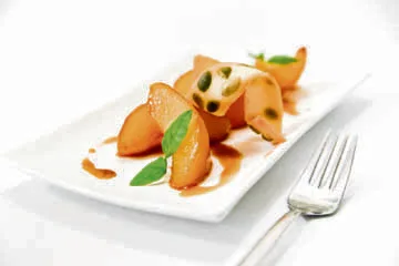 Poires pochées à la bière épicée et tuiles aux graines de citrouille