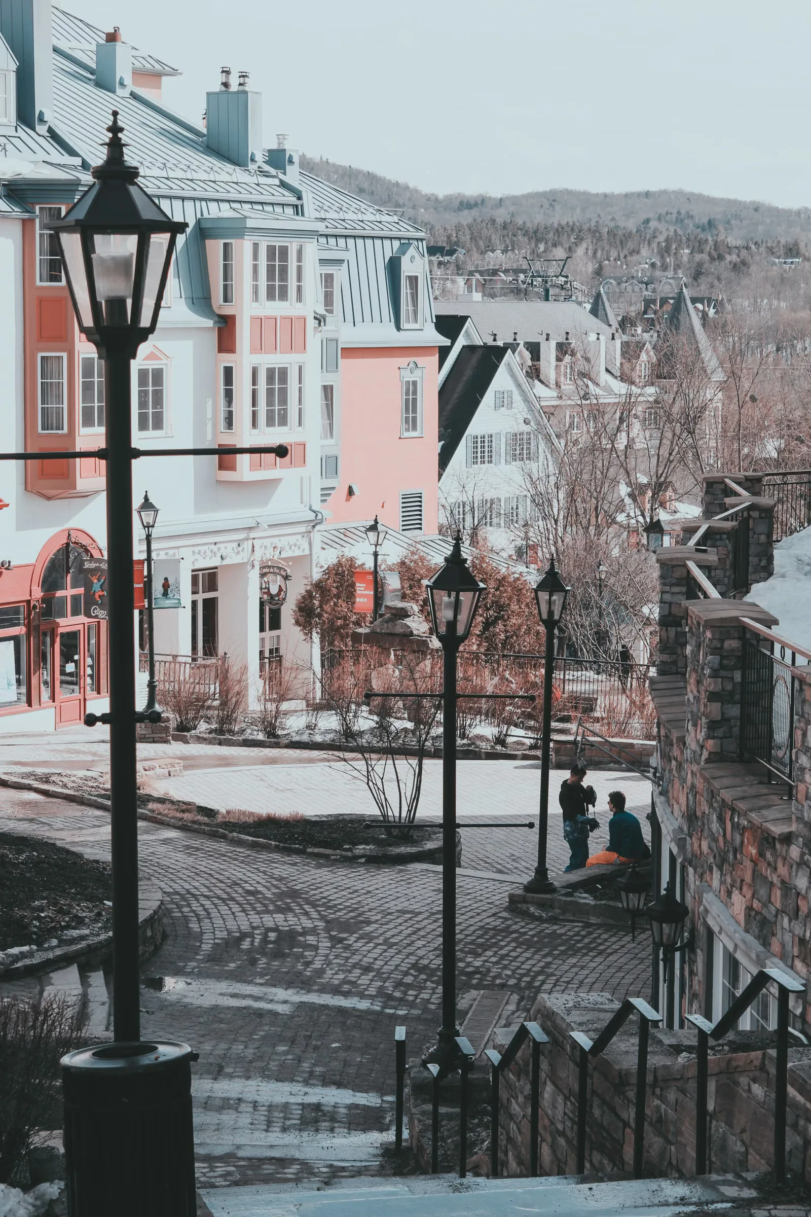 Vue pittoresque d'une rue d'hiver à Mont-Tremblant, Québec avec une architecture traditionnelle.
