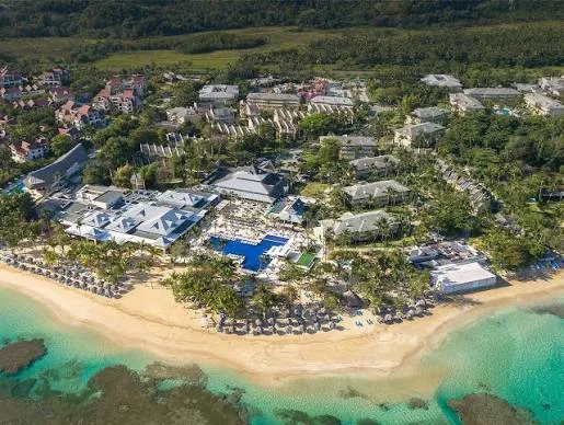 Évadez-vous au cœur du paradis au Bahia Principe Grand El Portillo, une perle cachée dans la luxuriante jungle tropicale de Samana, offrant un luxe inégalé pour une expérience de vacances tout inclus 4,5 étoiles. Cette oasis de rêve, avec sa plage de sable doré caressée par des eaux cristallines et bordée de palmiers, promet une évasion tropicale sans pareil, où chaque instant est une invitation à la détente et à l'aventure. Plongez dans un monde de saveurs exquises avec une sélection variée de restaurants gastronomiques et laissez-vous envoûter par l'ambiance vibrante et dynamique, riche en activités terrestres et nautiques pour tous. Le Bahia Principe Grand El Portillo n'est pas juste une destination, c'est le début d'une histoire inoubliable où luxe, nature et passion se rencontrent pour créer des souvenirs éternels.