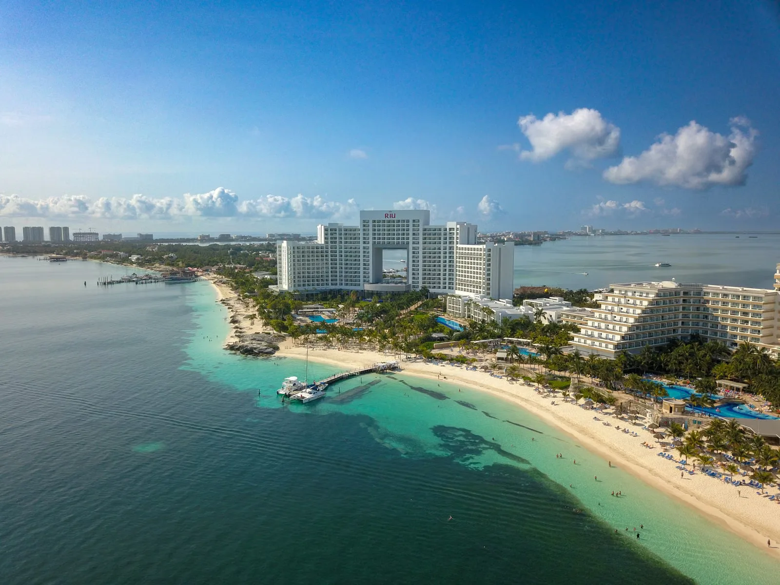 Une vue aérienne époustouflante d'un hôtel sur la plage de Cancún, mettant en valeur la côte et la mer.