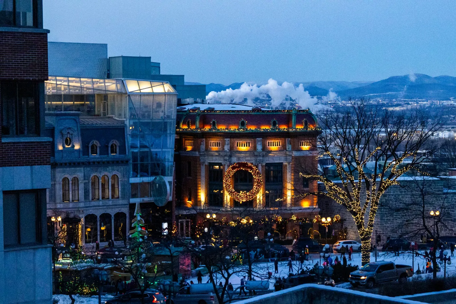 Soirée d'hiver magique dans le Vieux Québec illuminée par des lumières et décorations festives.