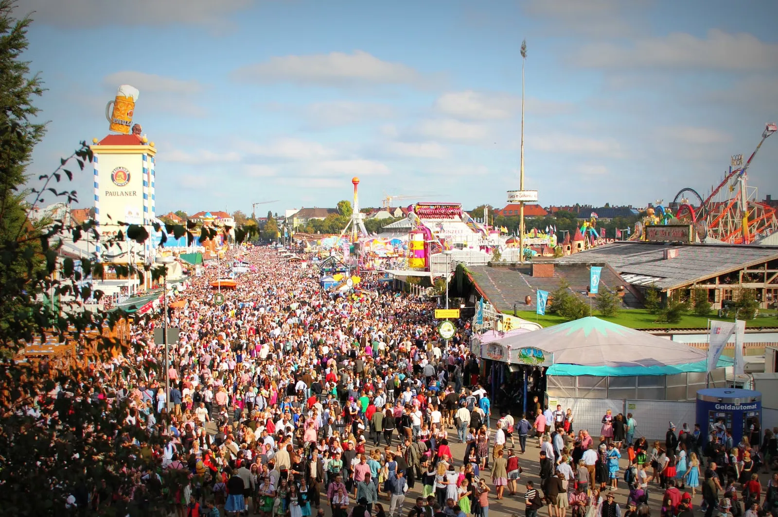 Une scène animée à l'Oktoberfest de Munich avec une foule massive profitant des festivités et attractions.