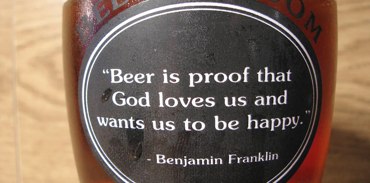 La citation "Beer is proof that God loves us and wants us to be happy.", supposément de Benjamin Franklin su urn bouteille de bière
