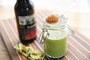 Soupe glacée aux asperges vertes et au gingembre, caviar de bière ambrée
