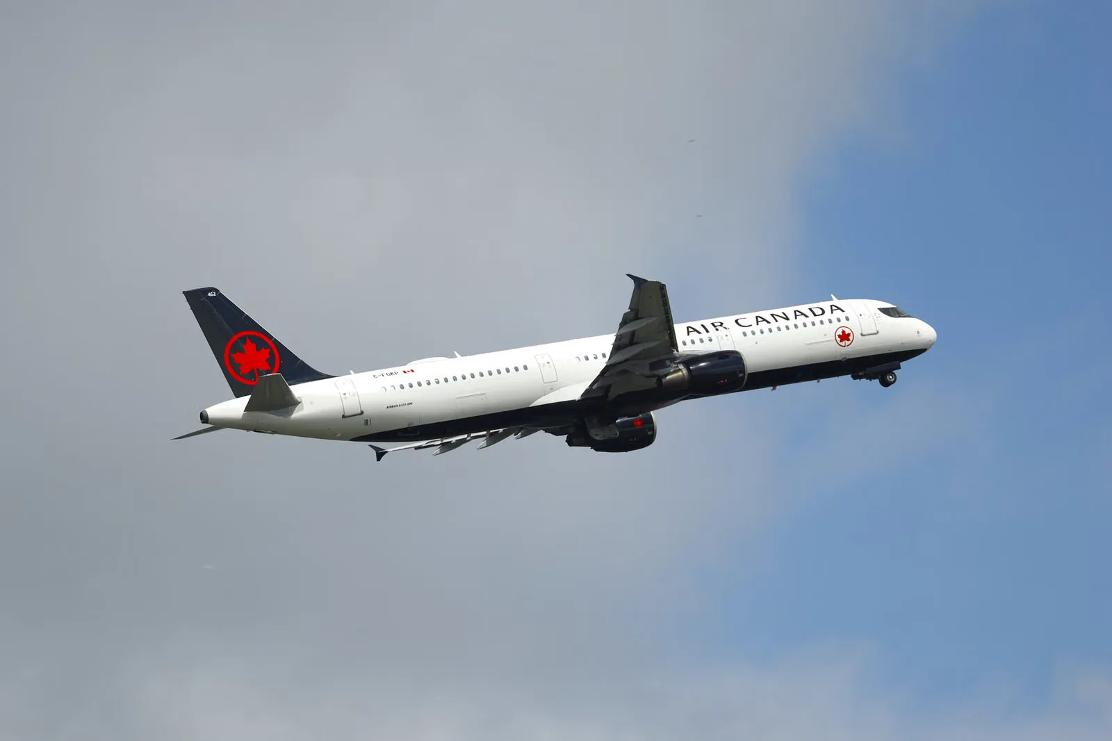 Une photo spectaculaire d'un Airbus A321 d'Air Canada décollant sur un ciel nuageux à Richmond, au Canada.