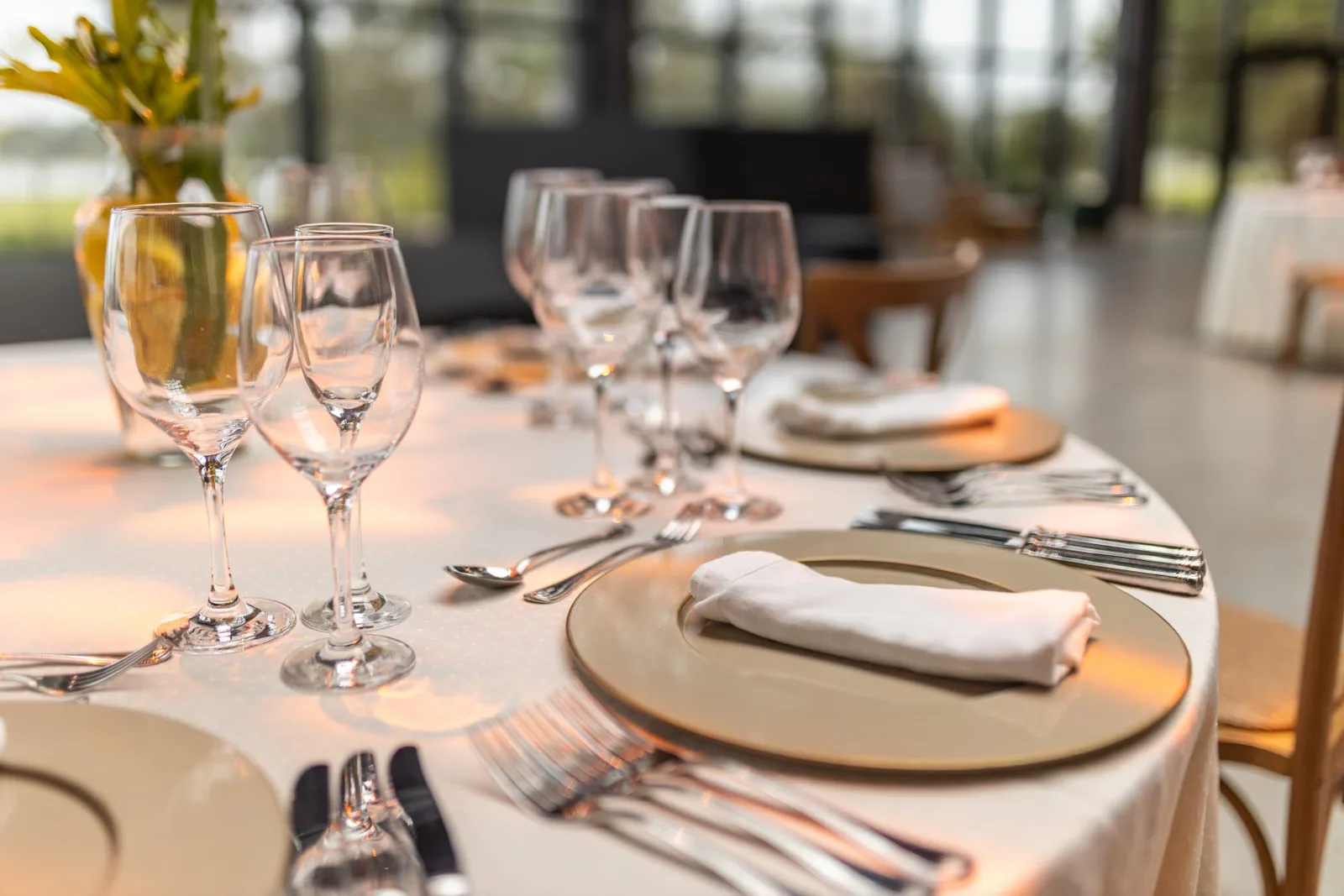Mise en place sophistiquée avec de la verrerie et des serviettes pour une expérience gastronomique.
