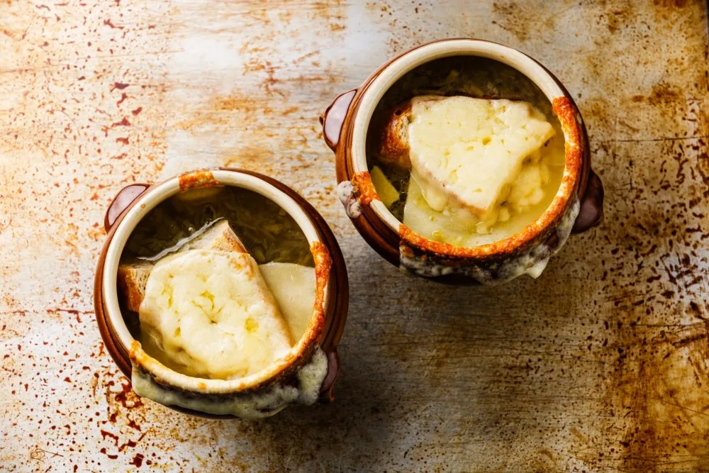 Soupe à l'oignon, bière, vin et porto