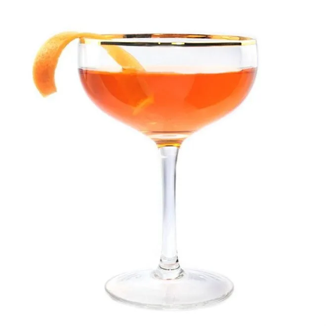 Le Montréal cocktail servir dans une coupe avec un twist de pamplemousse
