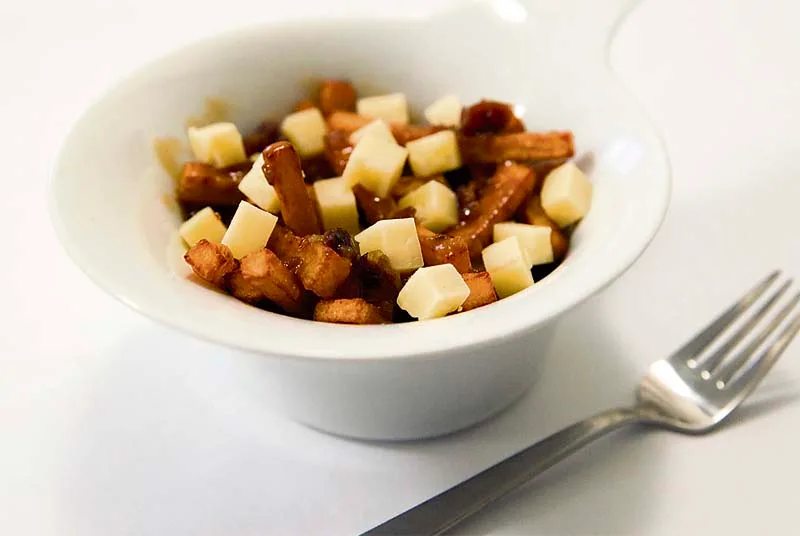 Poutine à la bière et au vieux cheddar