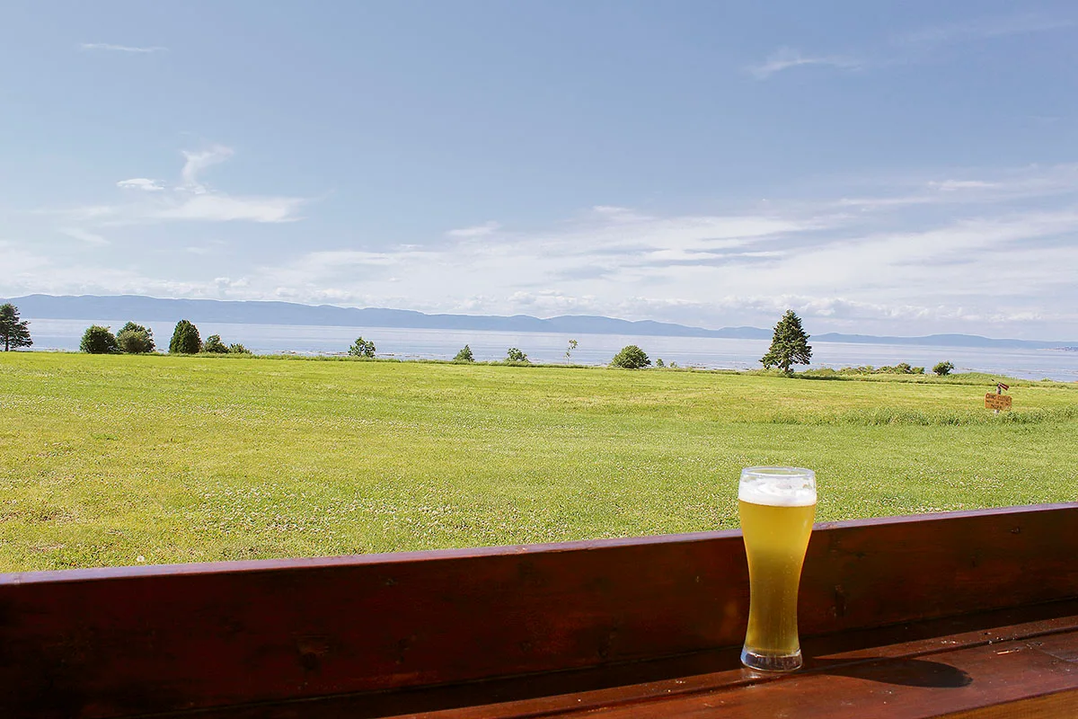 Craquer pour les bières et la vue sur le fleuve