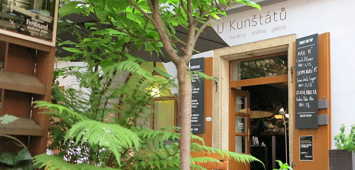 La devanture d'une brasserie en tchéquie