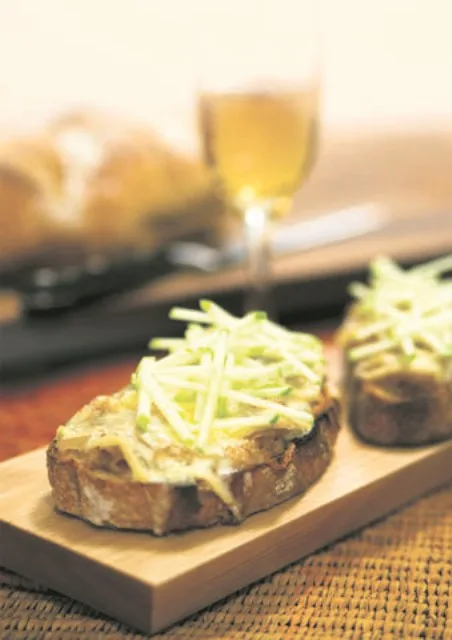 Tartines d’oignons caramélisés au cidre de glace et au Fou du Roy