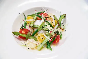 Légumes croquants, vinaigrette à la bière et œufs pochés