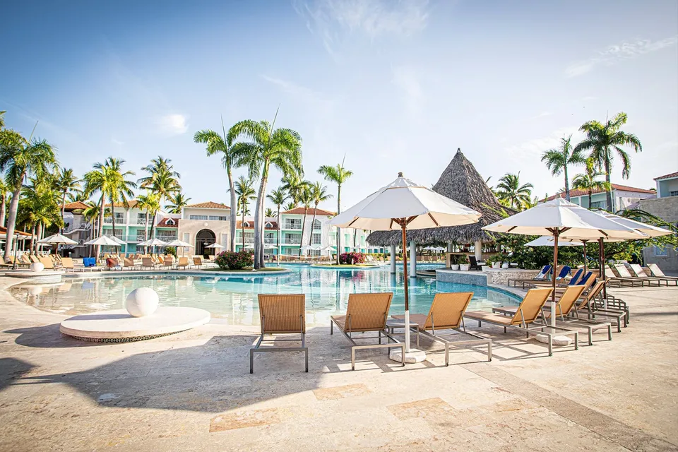 Envolez-vous vers un paradis tropical au VH Gran Ventana Beach Resort à Puerto Plata, où luxe et divertissement se rencontrent sous le soleil de la République dominicaine. Avec son mélange parfait d'activités passionnantes et d'espaces de détente, niché entre des jardins luxuriants et la plage scintillante de Playa Dorada, ce complexe 4.5 étoiles promet des vacances inoubliables à tous : familles, couples et groupes trouveront leur bonheur. Laissez-vous charmer par une panoplie d'activités nautiques, des terrains de tennis en terre battue, un Miniclub captivant pour les petits, et bien plus, sans oublier des spectacles enthousiasmants et un choix culinaire international qui ravira vos papilles. Au VH Gran Ventana, à deux pas du centre commercial Playa Dorada Plaza, préparez-vous pour une évasion spectaculaire où les rêves deviennent réalité et les souvenirs se forgent à chaque instant.